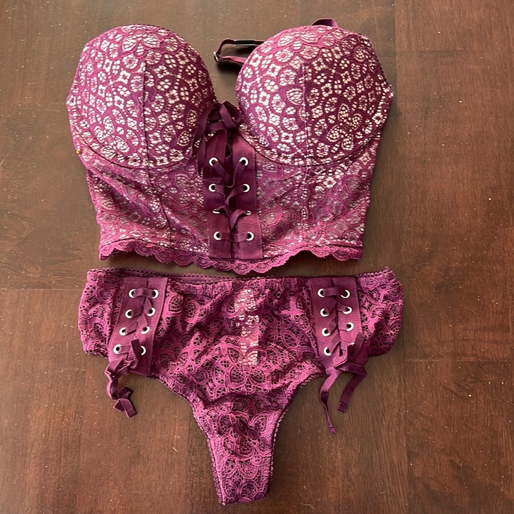 🌟2 for $60 
VS padded Demi plunge